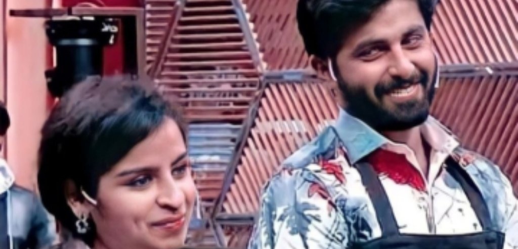 Poonkothai71's tweet image. Unnale ulagam azhagache

"Andha maadhiri oru ponna naan first time paakaren"
"Anga yenna sandhosama vechadhu indha ponnu dhan"
"Avanga panndra settai yellam oru paiyana irundhu paakumbodhu deiiii... nu irukum"
🚶‍♀️🚶‍♀️🚶‍♀️

Chellangala #NoHT please da.