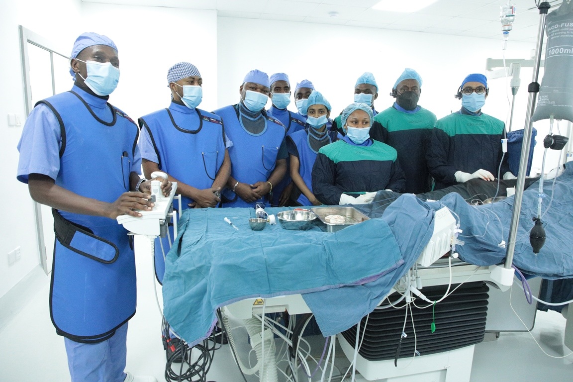 Wataalamu  wakiwa katika picha ya pamoja mara baada ya kumaliza kumfanyia mgonjwa upasuaji  mgumu (Complex Percutaneous Coronary Intervention – PCI)   wa kuzibua mshipa wa moyo uliokuwa umeziba kwa 99% na kushindwa kupitisha damu vizuri  kwa njia ya tiba mtandao (Telemedicine).