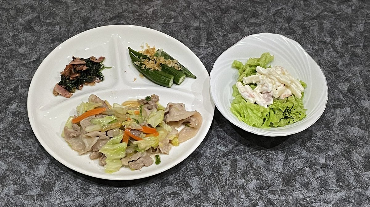 肉野菜炒め、オクラのお浸し、ポパイベーコン、マカロニサラダ、油揚げの味噌汁 野菜炒めは塩と鶏ガラ、味覇と胡麻油で一気に炒めました。🤗 オクラは塩揉みして麺つゆ入れてレンジでチン⁉️簡単美味しい