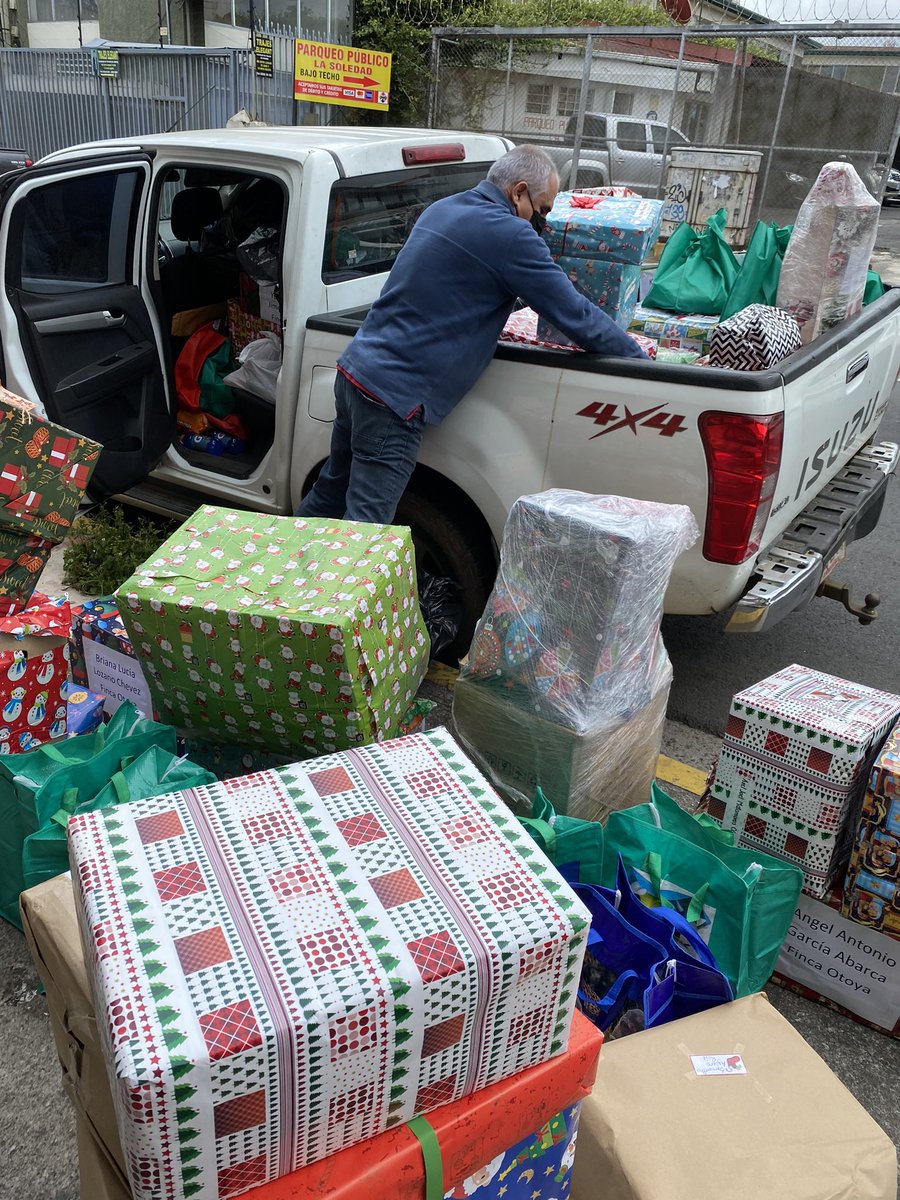 Lo logramos! Empezamos las entregas de 🎁 para 1049 chicos y sus familias en todo el país! Esto es 🎄. Gracias por sumarse y hacer diferencia. ❤️💚 <a href="/SandriZumbado/">Sandra Zumbado</a> <a href="/CarolCordero/">Carol Cordero</a> <a href="/JohnnyLeivaSi/">Johnny Leiva</a>