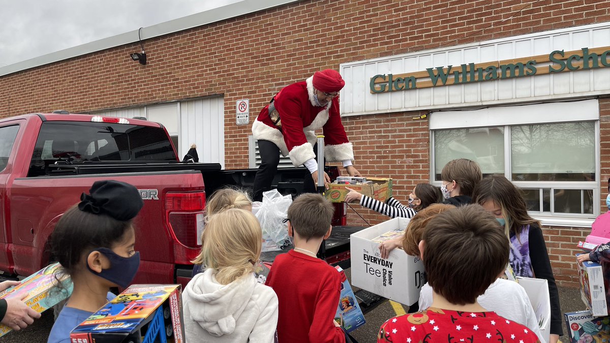 TigerSingh_Fdn's tweet photo. We had an incredible #MiracleOnMain visit with our young friends at @GlenWilliamsPS1 who overloaded our Big Red #TigerSleigh with toys🧸. Their motto “sharing is caring” was in full force❤️. In appreciation we donated $1,000 in support of their Robotics Program! @HaltonPolice https://t.co/a88CoK0Hm5
