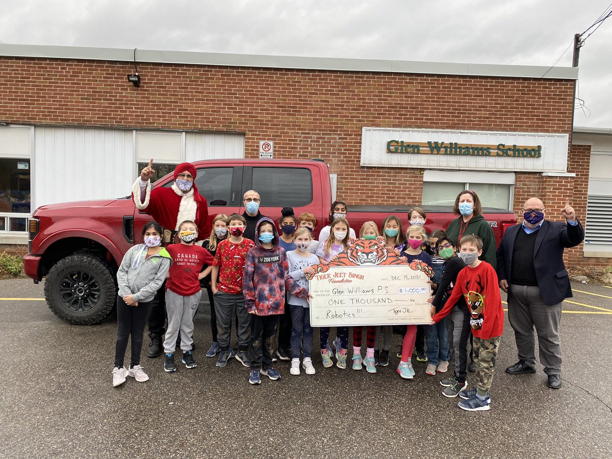 We had an incredible #MiracleOnMain visit with our young friends at @GlenWilliamsPS1 who overloaded our Big Red #TigerSleigh with toys🧸. Their motto “sharing is caring” was in full force❤️. In appreciation we donated $1,000 in support of their Robotics Program! <a href="/HaltonPolice/">Halton Police</a>