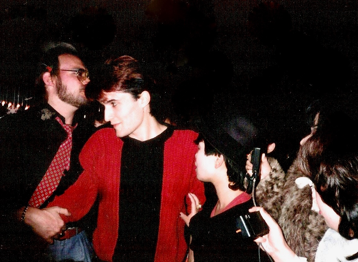 istevejansen's tweet photo. After the final show on this day 39 years ago? ... up to the hotel sky bar where the waiting fans were allowed in for autographs https://t.co/Re3VKr68Zp