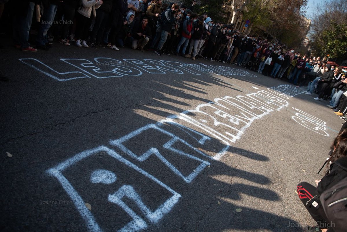 SEPC_nacional's tweet photo. 🔴El moviment estudiantil som davant la delegació del govern espanyol per deixar-los clar que davant la seva voluntat mercantilitzadora les estudiants plantem cara. 

✊🏽Fem sentir la nostra veu que el Ministre Castells ha ignorat des del seu despatx al Gobierno.

📸 @Chichiflesky https://t.co/osLwt7X6Cv