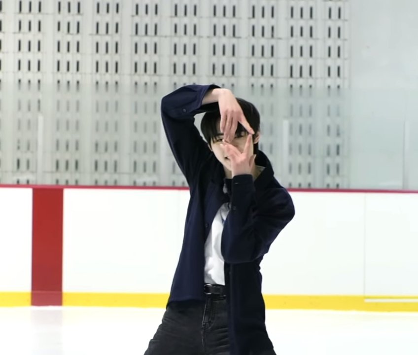 _enha_makina's tweet photo. Who would've thought that with just one pose can make u cry a river. It's because he showed us his skills with Given-Taken as bg music. So proud of you hoon. Ily. ๐คงโค๏ธ
#EN_OCLOCK
#EN_OCLOCK_EP20
@ENHYPEN @ENHYPEN_members https://t.co/ip1tYHwPhC