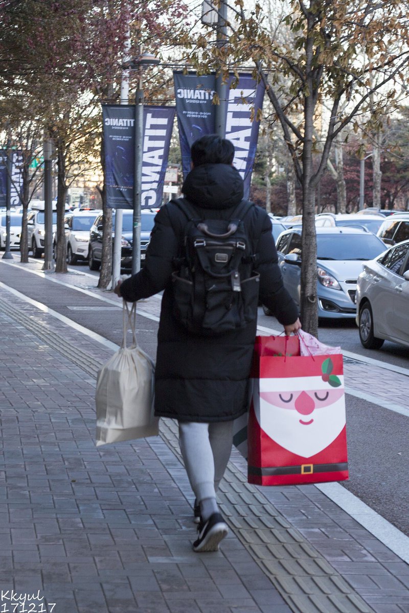 공연은 기억도 안나는데 대충 무슨얘기 햇는지는 기억나는게....참,,,,,
대구 2주동안 내려가기 전이라 선물 이것저것 많이 받은날 ...  아쟝 아쟝