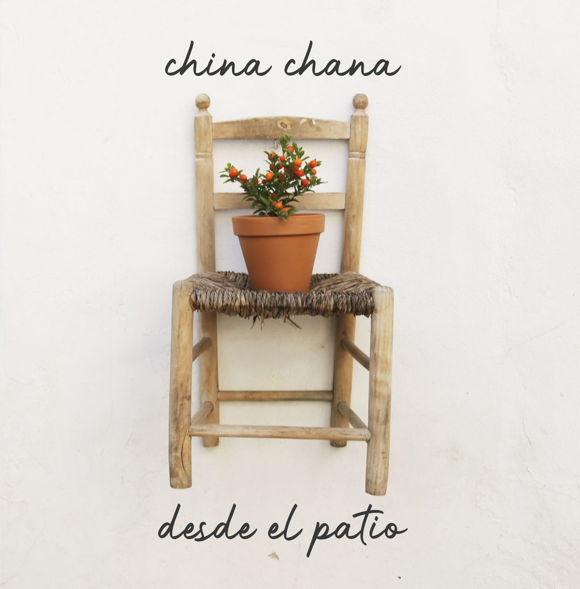 ¡¡Y aquí está! Os presentamos la portada del que será nuestro tercer disco "Desde el patio" y que está a puntico de salir del horno.
¡Estamos deseando que lo escuchéis!