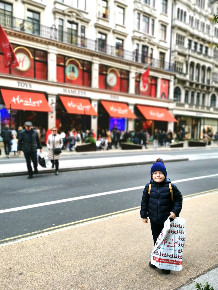 FrenchieMummy's tweet photo. My November 2021 Highlights are live. With some great family time and 2 weekends in London.

https://t.co/JiQ0Dtb4Dy 

 @HamleysOfficial @HacheSocial @AndazLondon @MamaShelter_LDN https://t.co/ypqugtdBh1