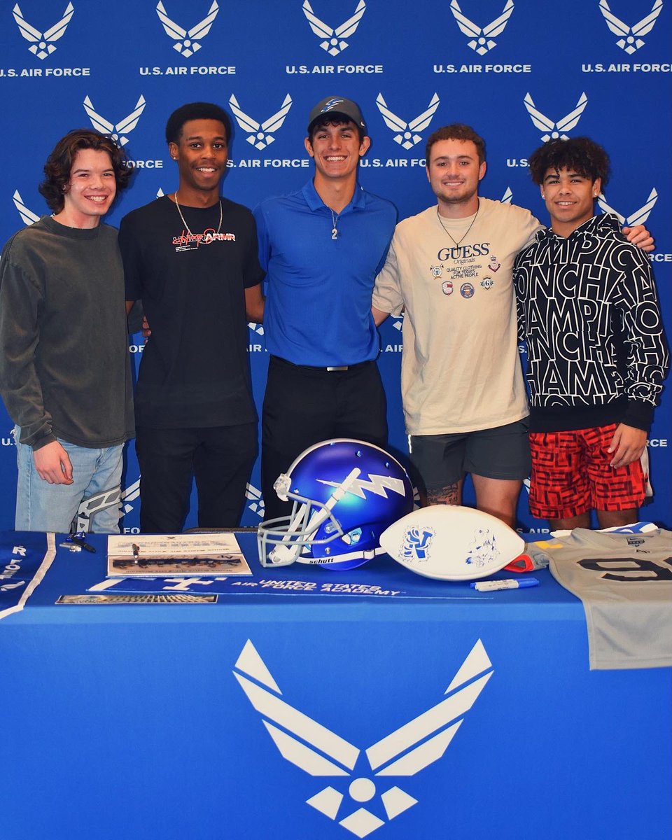 Chilli__Lorenz's tweet photo. The dream i carried since i was a little kid finally came true yesterday, and i couldn’t be more thankful for the people who’ve helped me along the way. All glory to God. It’s time to go make new dreams to chase. Go falcons!!! ⚡️🤞🏽 https://t.co/VRc4QESv7R