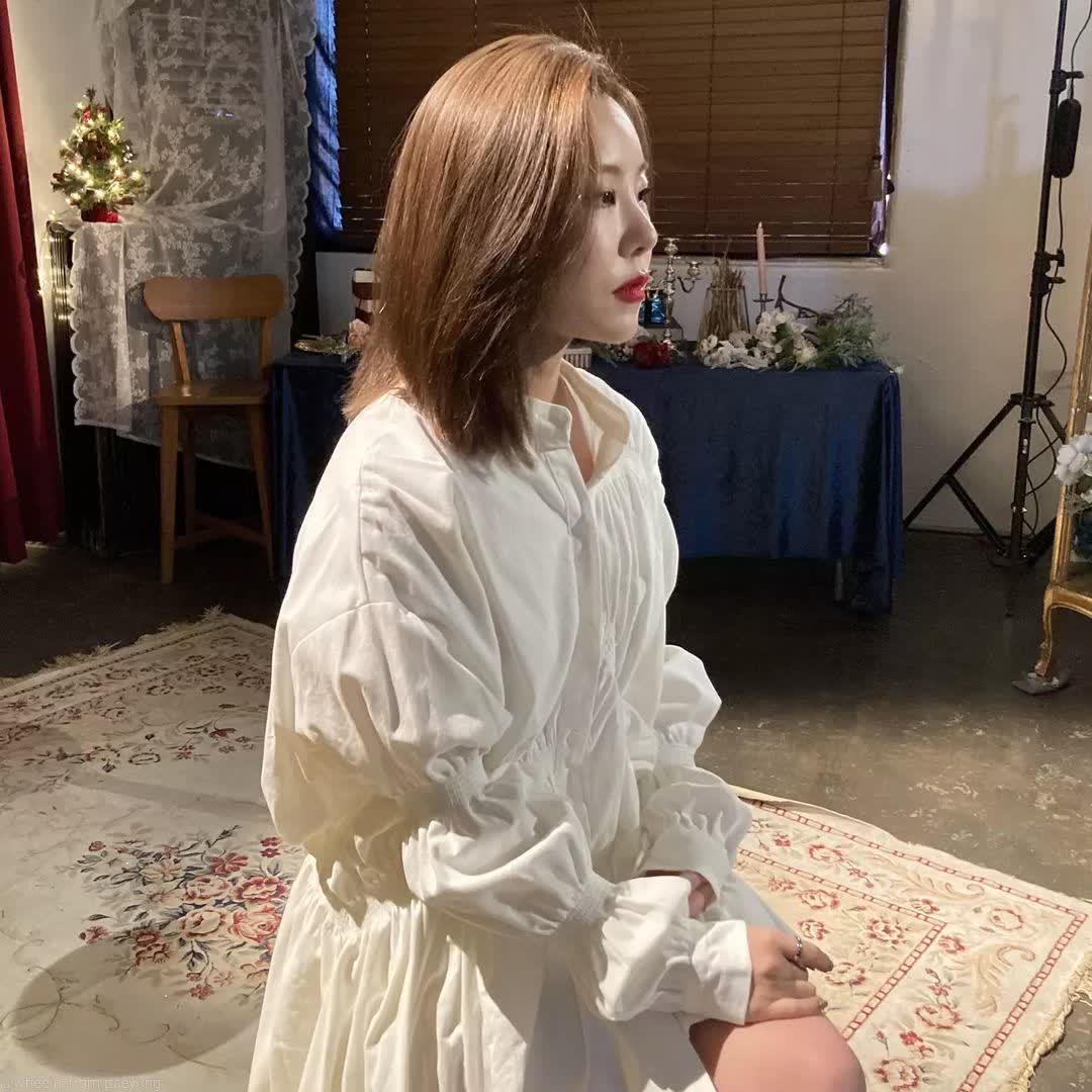 lunaestreIIad0s's tweet photo. [wheein_from.paeyong IG]
——
#MAMAMOO #Wheein
#마마무 #휘인
@THEL1VE_LABEL
[#SoloChristmasBehindWheeind]
Hello. This is #BehindWheeind incharge paeyong!👊🏻 Solo Christmas love~ where are you~🎶 How can you leave after I paint you~Even if you are far away~someday~🎵 https://t.co/C7NFsXg1Zx