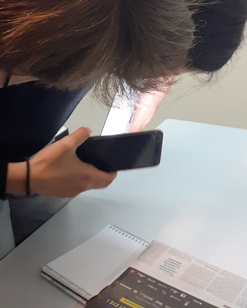 CdiDiderot's tweet photo. Palper le paquet, tenter de trouver des indices avec la lampe de son téléphone...tous les moyens sont bons pour savoir ce que contiennent les prêts surprises ! Combien de temps tiendront les #2de6 ?
Les paris sont ouverts ! ;-)
@yaelboublil https://t.co/mvzwwwj1So