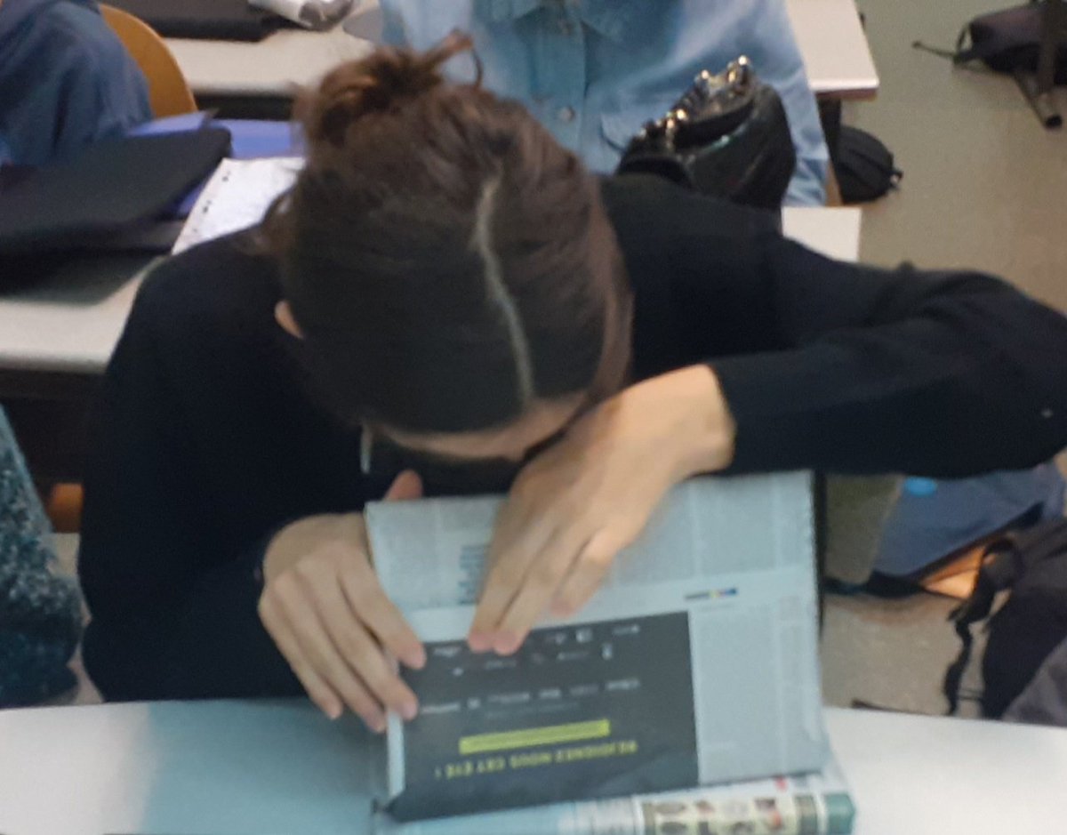 CdiDiderot's tweet photo. Palper le paquet, tenter de trouver des indices avec la lampe de son téléphone...tous les moyens sont bons pour savoir ce que contiennent les prêts surprises ! Combien de temps tiendront les #2de6 ?
Les paris sont ouverts ! ;-)
@yaelboublil https://t.co/mvzwwwj1So