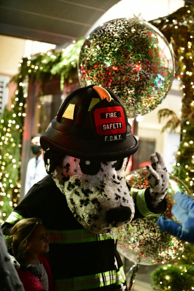 FDNY's tweet photo. Yesterday, FDNY #Engine44, @HotDogFDNY, @SirenFDNY, @FDNYPhoenixSoc and @NYPD19Pct joined Santa to help spread some holiday cheer at the Ronald McDonald House in Manhattan. https://t.co/LtXUPuLOkR