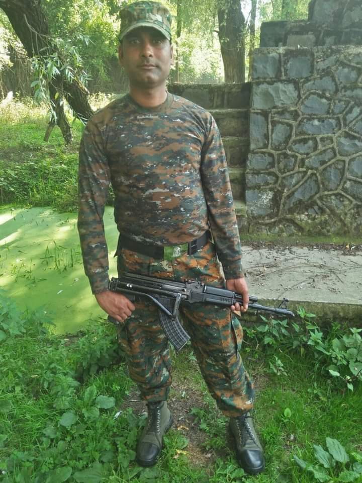 शहीदों की धरती गाजीपुर के मरदह ब्लाक के गांई गांव सभा के सीआरपीएफ जवान श्री रणधीर यादव जी देश की सेवा करते हुए शहीद हो गये में।
।शत् शत् नमन।
नम आंखों से नमन।।
भावभीनी श्रद्धांजलि।।।
डॉ रीना भारती