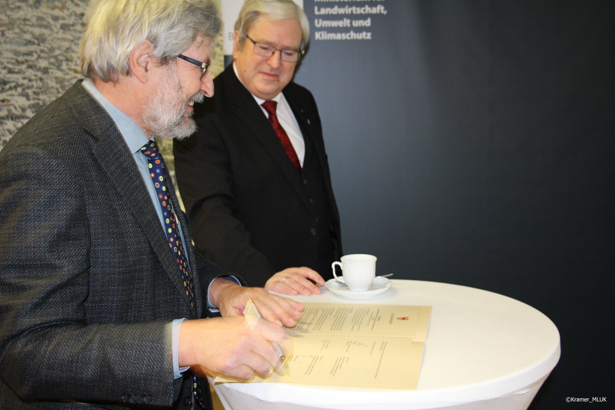 MLUK Brandenburg (@mlukbrandenburg) on Twitter photo Die Umweltpartnerschaft #Brandenburg wird zur Umwelt- und KLIMApartnerschaft! Das besiegelten heute Minister <a href="/Vogel_Axel/">Axel Vogel</a> & <a href="/joergstb/">Jörg Steinbach @joergstb.bsky.social</a> mit IHK, HWK und <a href="/UVBrbBln/">Untern.verband Brb.-Bln.</a>. Wirtschaften, Innovation, Nachhaltigkeit & Klimaschutz gehen zusammen: Das fördern wir weiter!
mluk.brandenburg.de/mluk/de/aktuel… Die Umweltpartnerschaft #Brandenburg wird zur Umwelt- und KLIMApartnerschaft! Das besiegelten heute Minister <a href="/Vogel_Axel/">Axel Vogel</a> & <a href="/joergstb/">Jörg Steinbach @joergstb.bsky.social</a> mit IHK, HWK und <a href="/UVBrbBln/">Untern.verband Brb.-Bln.</a>. Wirtschaften, Innovation, Nachhaltigkeit & Klimaschutz gehen zusammen: Das fördern wir weiter!
mluk.brandenburg.de/mluk/de/aktuel…