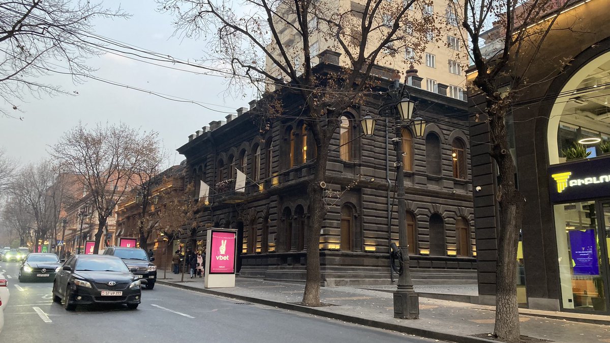 arkadiygershman's tweet photo. Хочу напомнить, что чёрные здания охуенны. И нет, они не похожи на крематорий. https://t.co/1lhH0YEY7O