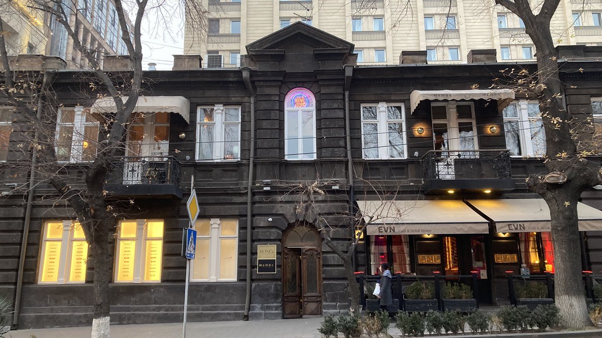 arkadiygershman's tweet photo. Хочу напомнить, что чёрные здания охуенны. И нет, они не похожи на крематорий. https://t.co/1lhH0YEY7O