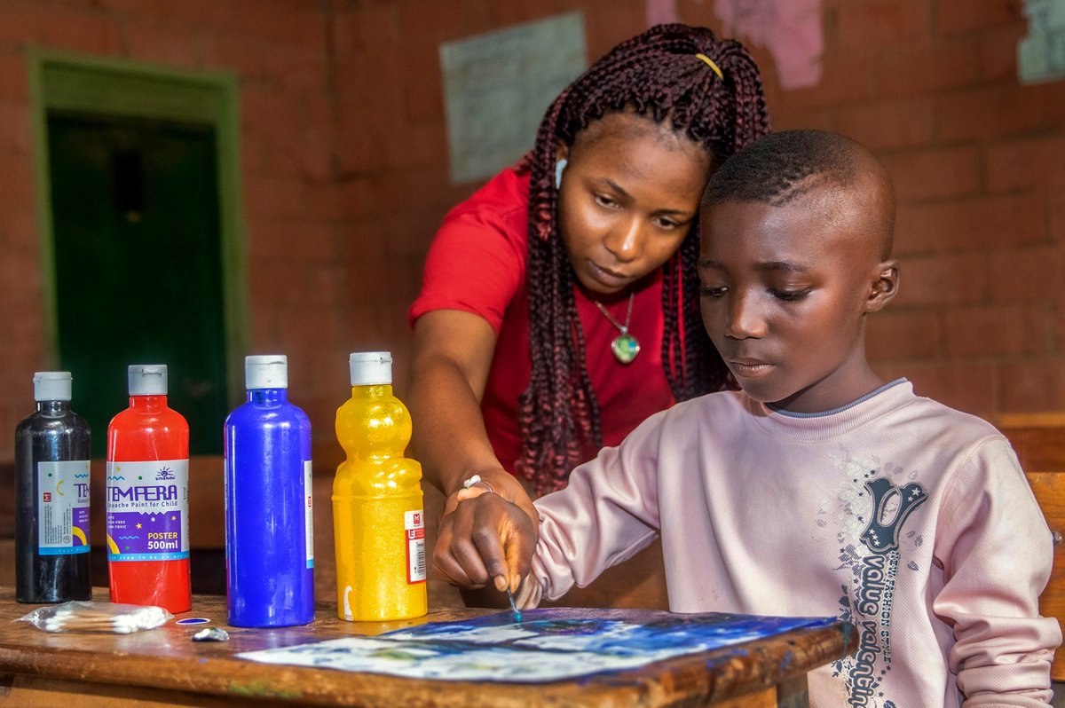 AFD_France's tweet photo. #AFD80 (2/8) Au #Nigéria, #Metis soutient la lutte contre la #déscolarisation via des ateliers d'art :
🔸Favoriser l’expression des émotions
🔸Réintégration dans le système scolaire par l’art
🔸Fonds de rescolarisation
Avec @barca_babe10 @girlsvoices1
➡️https://t.co/ty49A2RUN1 https://t.co/1Q2oyGGQtL