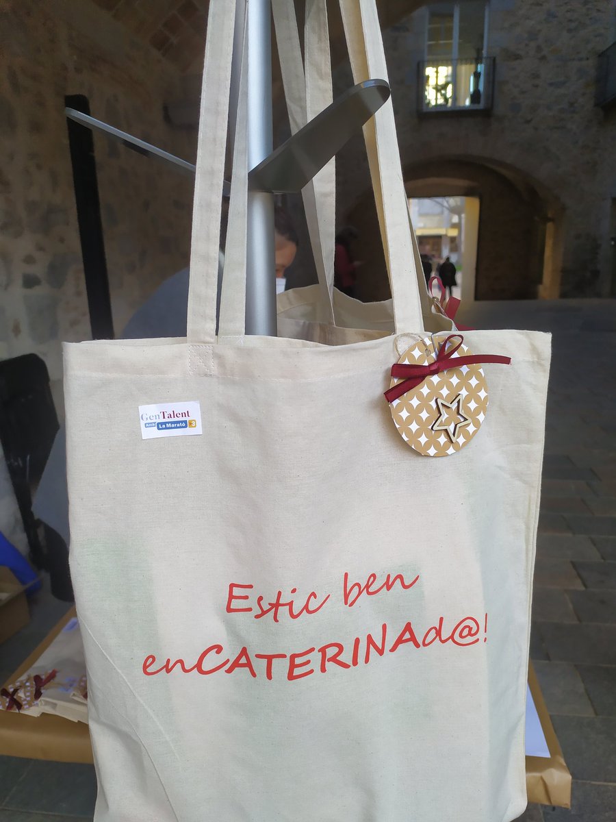 Gen_Talent's tweet photo. 📢 No us agrada la nostra bossa enCATERINAda, solidària amb @la_marato, amb complement nadalenc elaborat per les companyes de la #gencatGirona? Passeu pel #ptgeAristidesMaillol, aquest matí, i col·laboreu-hi, que la causa s'ho val!

#TrencaElMur https://t.co/wzof3M48rZ
