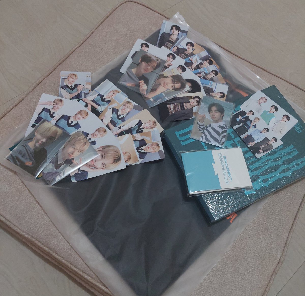 jinhit_cart's tweet photo. 📦[#RonMails]

Bdkshsjshs Thank you so much @bored_tita😭😭 HeeHoonKi came homeee❤ *kunware gulat* 
All items arrived safely❤ to more budols in the future🤧

#BoredTita_FeedBack https://t.co/3vrLLteHK2