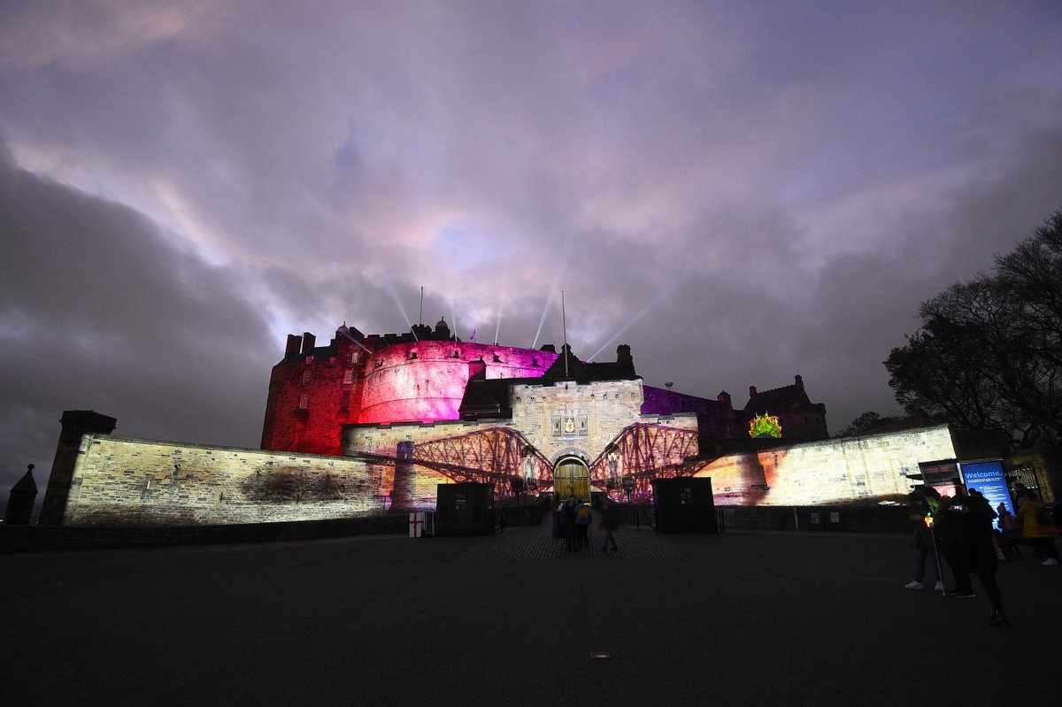 Xmas light show season is in full swing! See our reviews of Castle of Light bit.ly/3CC7hfW and  Christmas at the Botanics bit.ly/3lizoee. And see our guide to all the region's light shows bit.ly/3cFyTWD. 
<a href="/edinburghcastle/">Edinburgh Castle</a> <a href="/TheBotanics/">Royal Botanic Garden Edinburgh</a> #castleoflight