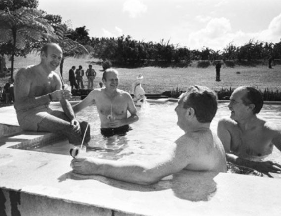Fondation_VGE's tweet photo. Une photo qui fit le tour du monde et qui a 47 ans aujourd'hui : les Présidents 🇨🇵 #VGE et 🇺🇸 #Ford dans le grand bain, avec le SE 🇺🇸 @HKissinger et le MAE 🇨🇵 #Sauvagnargues. 

#leyritz #bassepointe #Martinique

@KissingerCenter
@Fondation_VGE #USA https://t.co/3mR2ccayVx