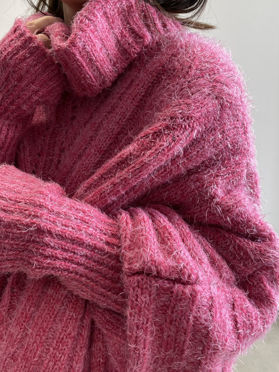 チョーカーワンピ×フェザーヤーン新色🦩

ワンピは首元がかわいいのはもちろんなんだけど
モチーフレースを贅沢な程ぐる、ぐるっと施して
裾にチュールもついてたりするからそこも是非注目してほしい📍

フェザーヤーンニットの新色は即完売な予感しかしない、、！

LA BELLE ETUDE
ラベルエチュード