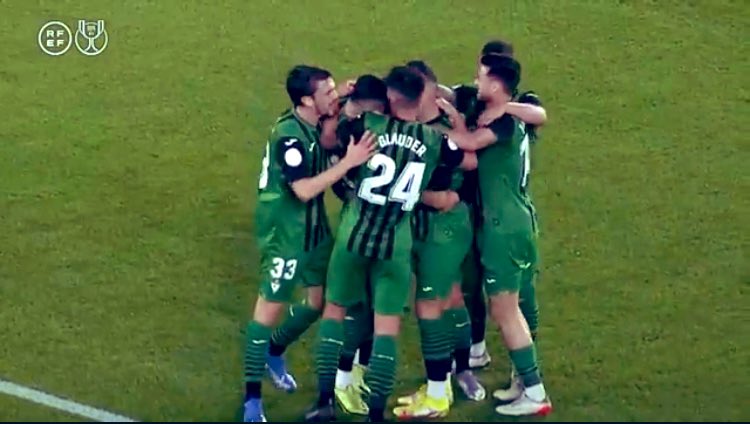 RMD_Robert's tweet photo. Partido muy serio de @miguel5angel99 en la medular de la @SDEibar en un partido muy disputado que se decidió en el tramo final de la contienda. Enhorabuena por el pase!!🙌🏻😉💪🏻🔴🔵🏆
#LaFamiliaRMD⚽️ #MA33 #CopaDelRey #SDEibar #CDTenerife #siempremas https://t.co/gaYpJAxHlX