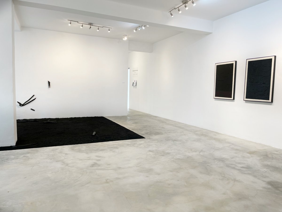 OHGALLERYSN's tweet photo. Nous sommes heureux de vous accueillir désormais en accès libre du mardi au samedi de 10h à 18h.

Plus d'infos sur nos expositions en cours : https://t.co/19PvzsoUY5

Photo : Exposition #EmbodiedMemories de l'artiste #JeewiLee 

#OHGALLERYSN #Dakar #ArtContemporain https://t.co/kRRJt0CmOY
