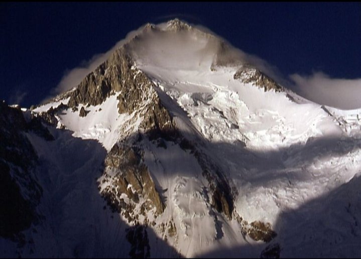 Advpakistan1's tweet photo. Gasherbrum I
#GasherbrumI surveyed as #K5 (meaning the 5th #peak of the #Karakoram) and also known as #HiddenPeak, is the 11th #highest #mountain in the #world at 8,080 m (26,510 ft) above #sealevel. It is #located in #Shigar District in the #GilgitBaltistan region of #Pakistan. https://t.co/LSj3yEFlQT