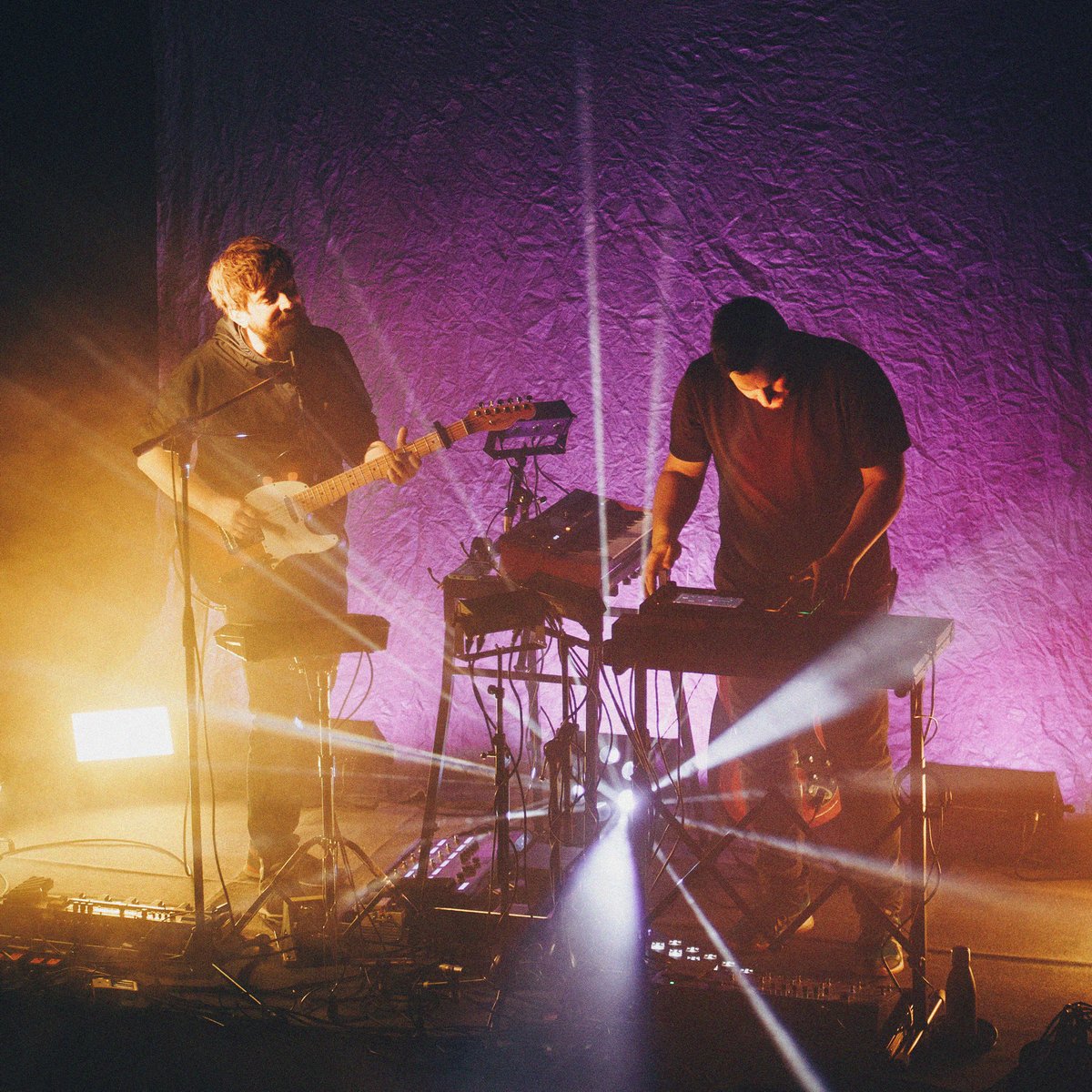 UNA ÚLTIMA SORPRESA!
Per demà, que tanquem la gira a L'Auditori, tenim una última sorpresa! Des d'aquesta mitjanit el concert que vam publicar en vídeo estarà també disponible a Spotify i la resta de plataformes en forma de disc! Aquesta serà la portada (foto de la gran <a href="/lappoch/">Silvia Poch</a>)