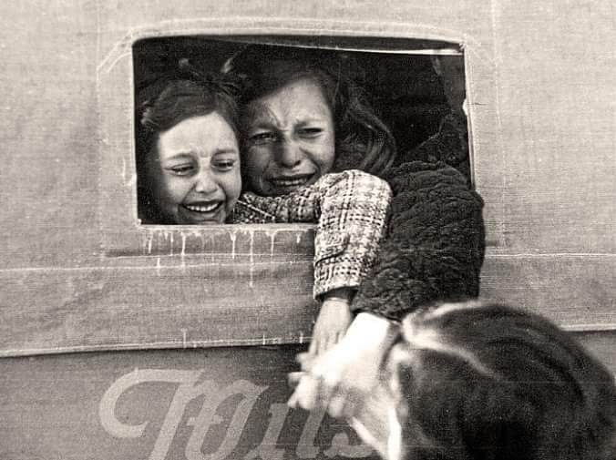 Dos niñas que van a ser evacuadas de Madrid se despiden de su madre en una ciudad atacada y bombardeada por las fuerzas franquistas. (Fuente: Servicio Civil Internacional).