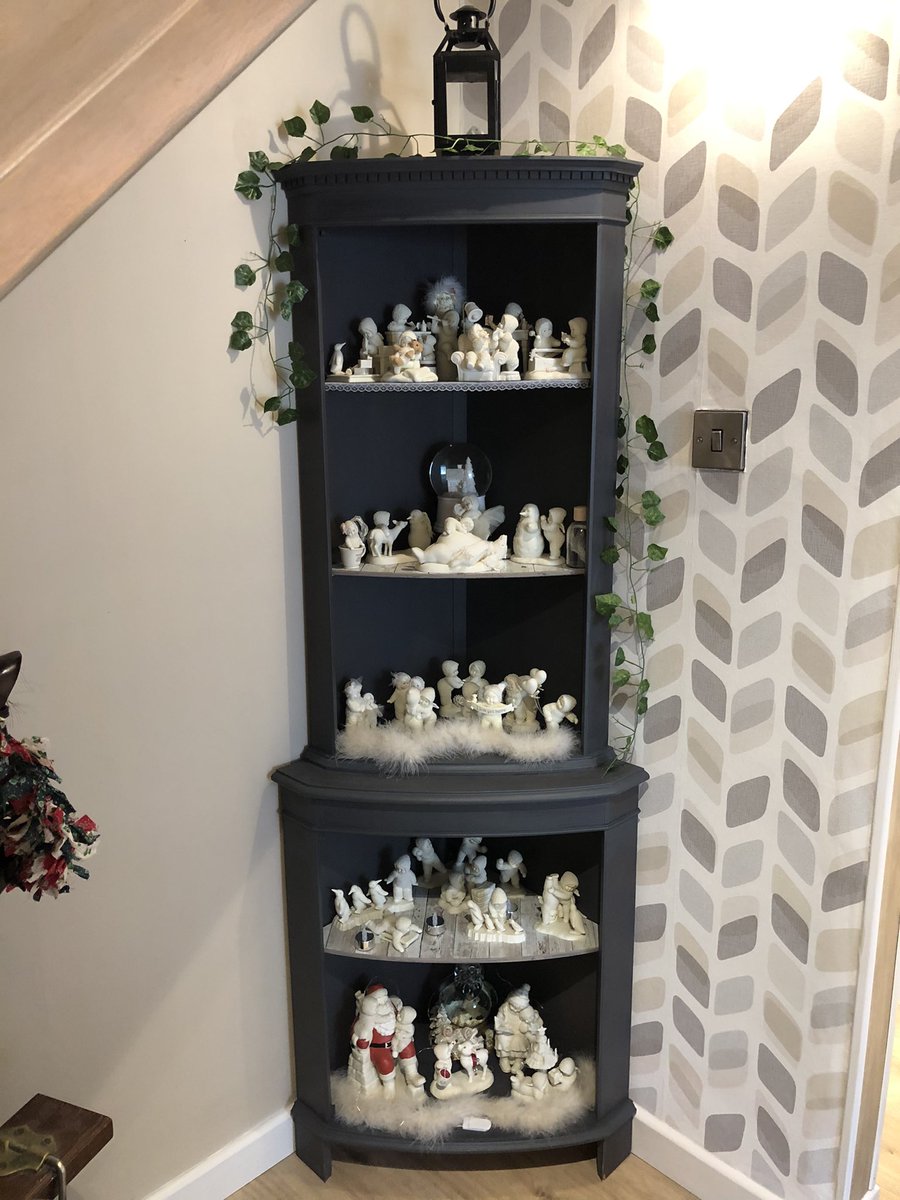 callister_tracy's tweet photo. 🙋🏼‍♀️who’s parents had a corner cabinet?This was ours .Having refinished it to fit my decor &amp; removed the doors to update , it now hold my collection of Snow Babies ,quite fitting as mum started buying me them over 35 yrs ago 😇#memoryfurniture  if your interested let’s chat . https://t.co/vKOk7RizG2