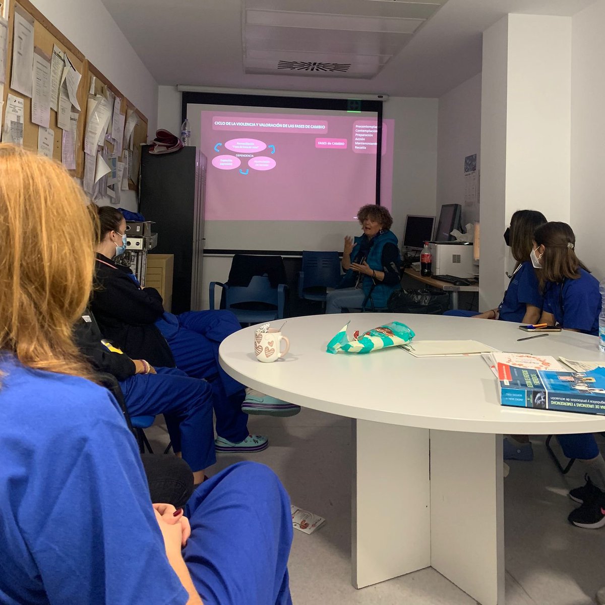 GVAdepsalutcs's tweet photo. 🟣Marian Goterris, metgessa d'Atenció Primària i membre de la Comissió de Violència de Gènere ha impartit sessions formatives en Urgències de l'Hospital sobre l'ús de SIVIO, una aplicació per a la detecció i gestió de casos de violència de gènere en el dia a dia assistencial https://t.co/A0xAu0Hvxg