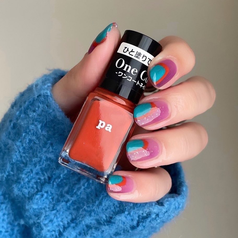 透け感のあるパープルラメに オレンジとブルーを重ねた カラフルネイル