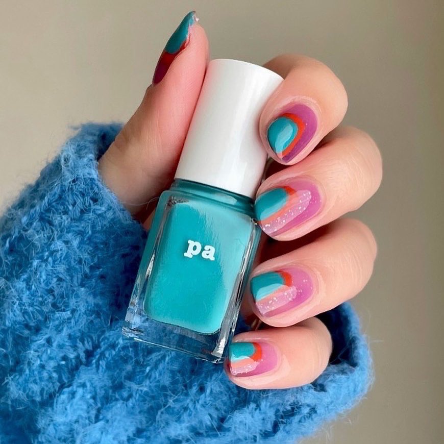 カラフルネイル 透け感のあるパープルラメに オレンジとブルーを重ねた カラフルネイル