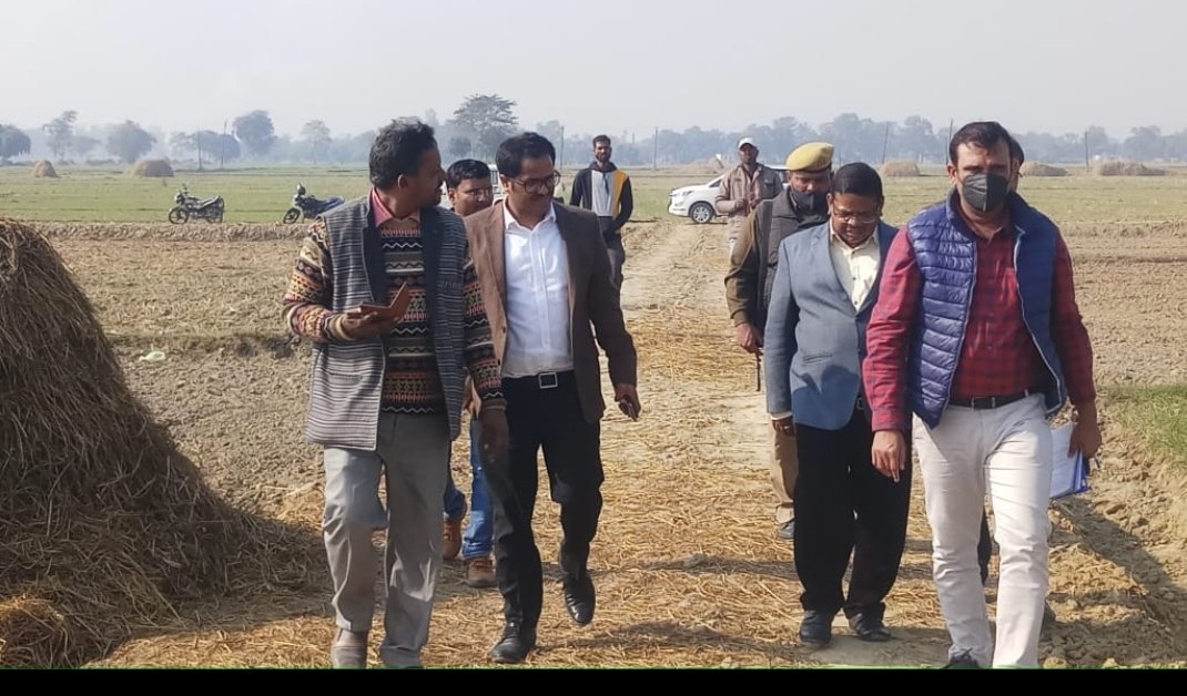 Cdosid1's tweet photo. वि.ख.नौगढ़ के ग्राम बसौनी में मिट्टी पटाई कार्य का औचक निरीक्षण किया गया। रिर्पोट में परियोजना पर 140 श्रमिक नियोजित किये गये है,परन्तु निरीक्षण के समय कोई श्रमिक नही पाया गया,कार्यस्थल पर सीआईबी नही था इसके लिए उत्तरदायी के विरूद्ध कार्यवाही के निर्देश दिए गए l @dmsid1 @diosdr1 https://t.co/uST4bKx4TO