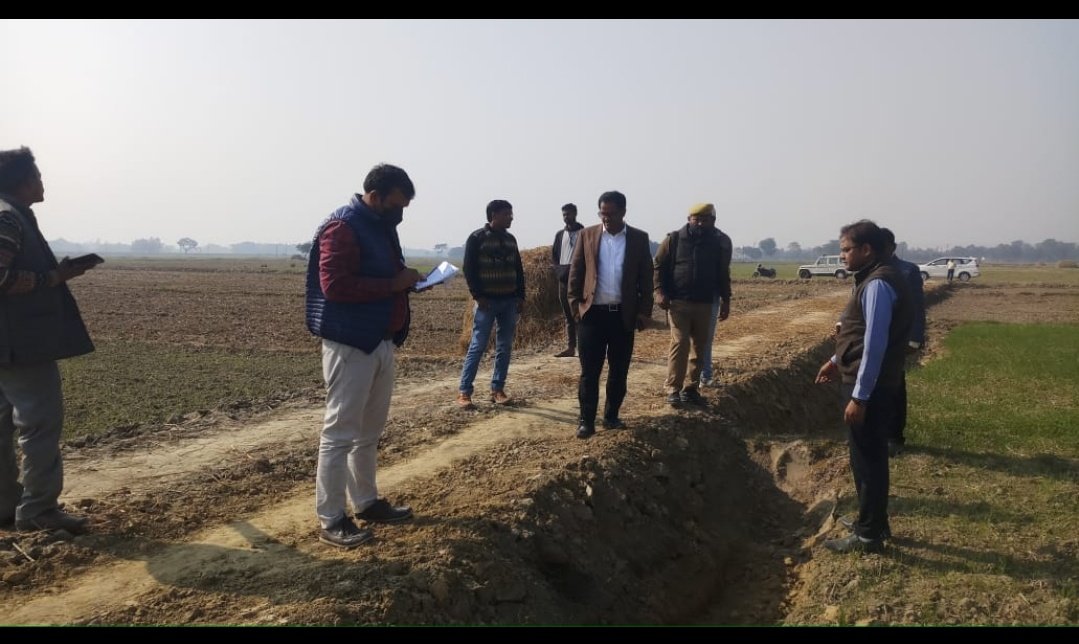 Cdosid1's tweet photo. वि.ख.नौगढ़ के ग्राम बसौनी में मिट्टी पटाई कार्य का औचक निरीक्षण किया गया। रिर्पोट में परियोजना पर 140 श्रमिक नियोजित किये गये है,परन्तु निरीक्षण के समय कोई श्रमिक नही पाया गया,कार्यस्थल पर सीआईबी नही था इसके लिए उत्तरदायी के विरूद्ध कार्यवाही के निर्देश दिए गए l @dmsid1 @diosdr1 https://t.co/uST4bKx4TO