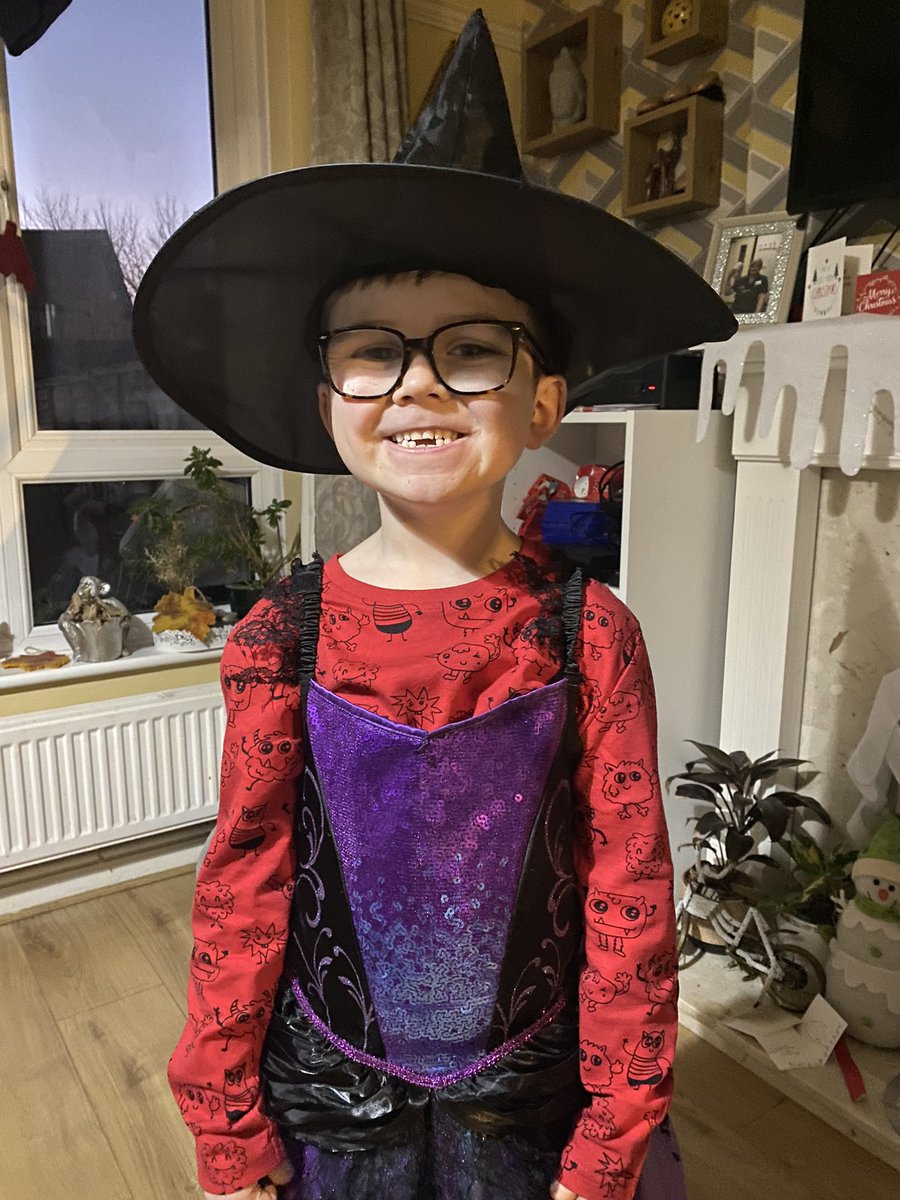 SolonynaAsia's tweet photo. It’s panto day!!!!!  We have a witch and a chimney sweep 😆@RHA_Leeds @AnnaMacRHA https://t.co/UQ5rEh1Fnb