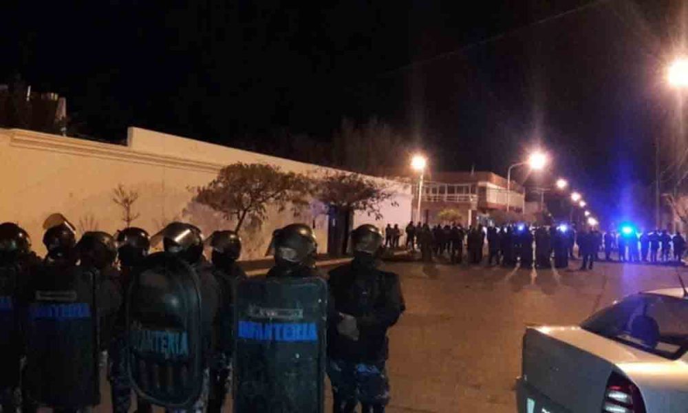 labrujula24's tweet photo. Incidentes en Chubut entre tras la aprobación de un proyecto de megaminería https://t.co/YmNGp4V1tc #chibut #incidentes #megaminería #polémica https://t.co/6GUI9Kv9aQ
