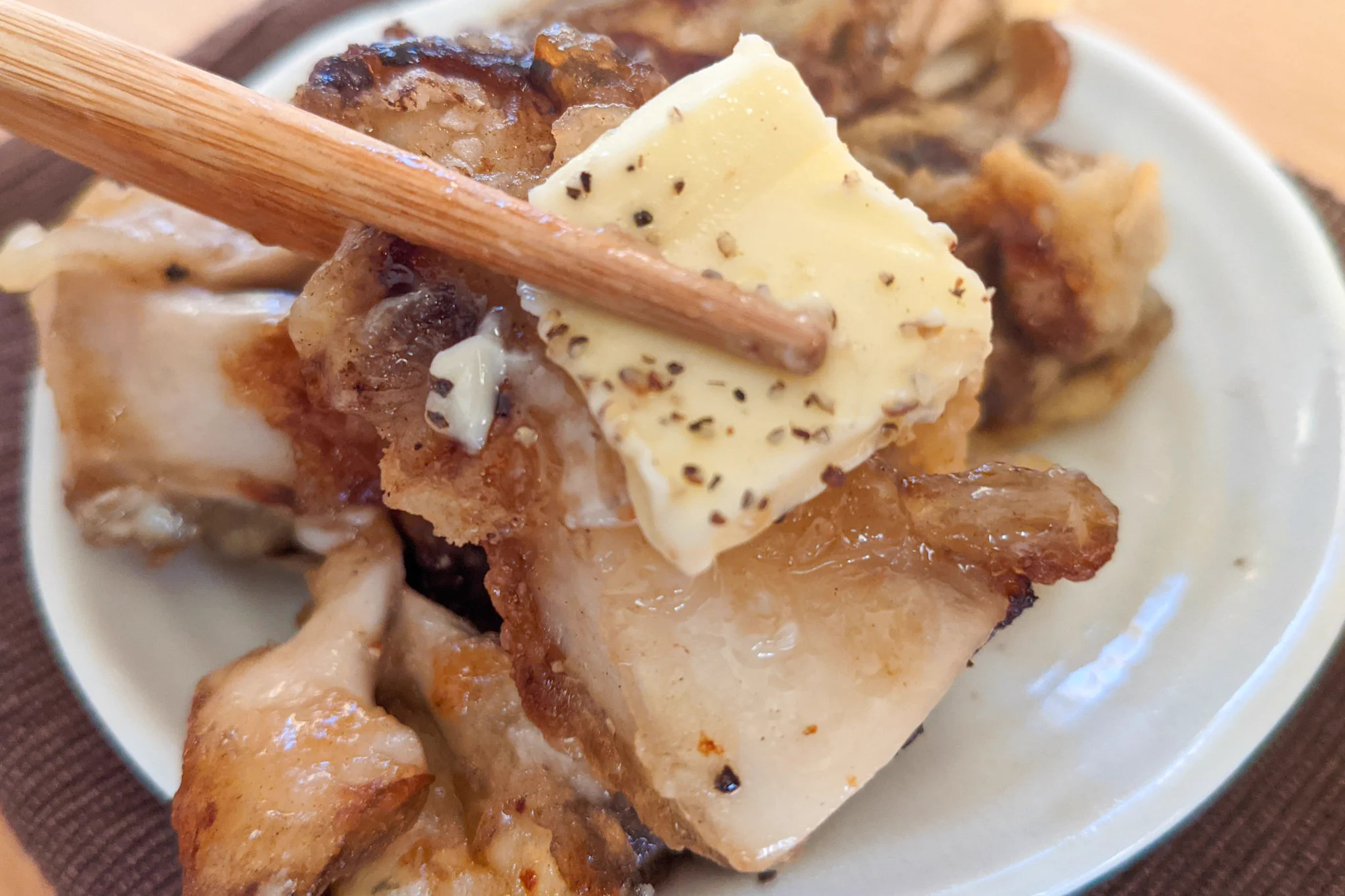 夕食の一品としてもぴったりそう！「舞茸」×「チーズ」の組み合わせがとっても美味しそうな料理のレシピ！