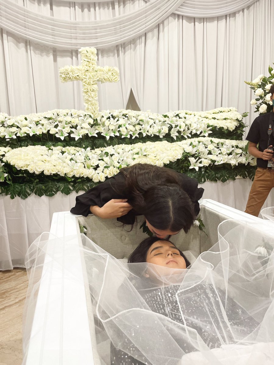 pasti lo lagi ngetawain gue karena ga nyampe mau nyium lo, ketinggian lau gue kan bogel lo tau sendiri🥲😩