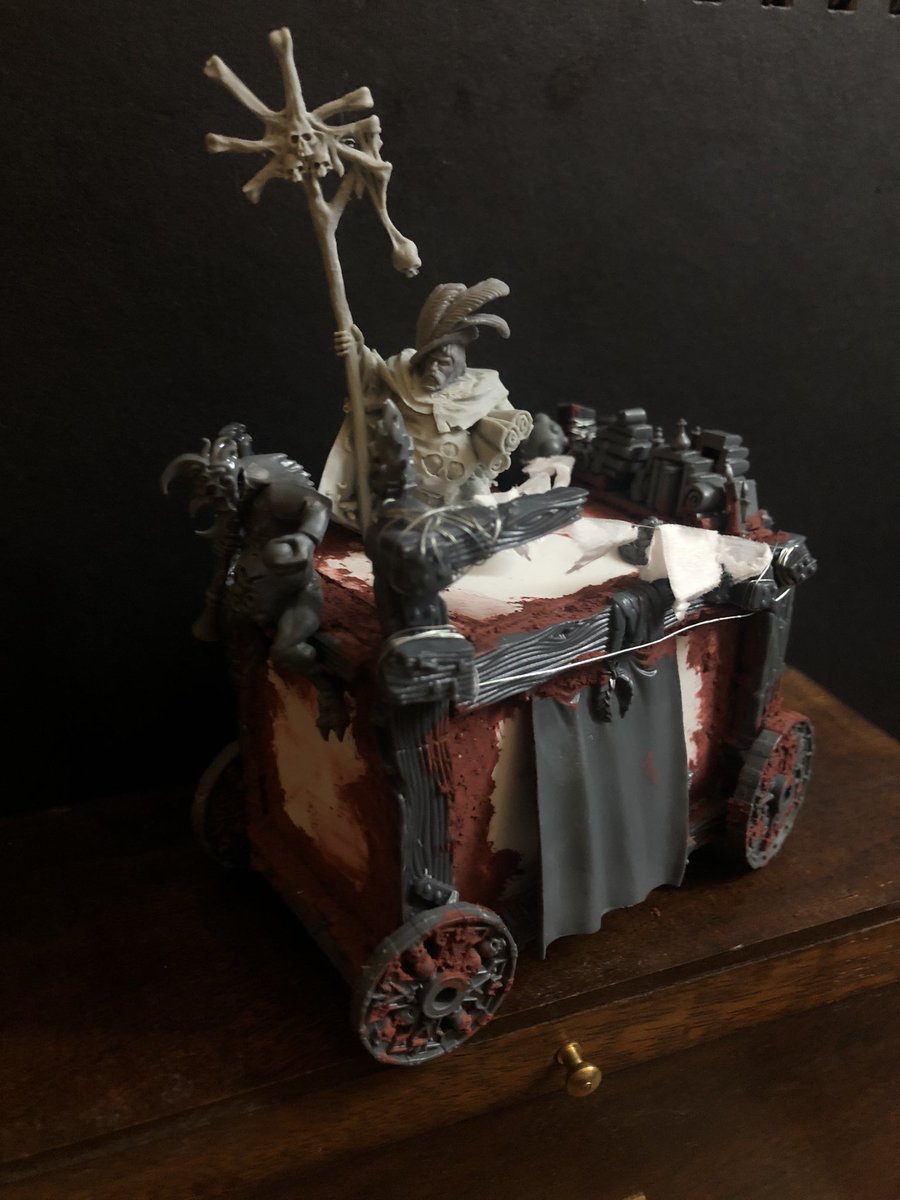MaxRLOgden's tweet photo. Made my Carnival Master last night, taking liberal inspiration from the classic model. Also updated the Plague Cart as I wasn’t super happy with some elements of it. Much happier now! 🎪 #WarhammerCommunity https://t.co/h1XQJQh3wJ