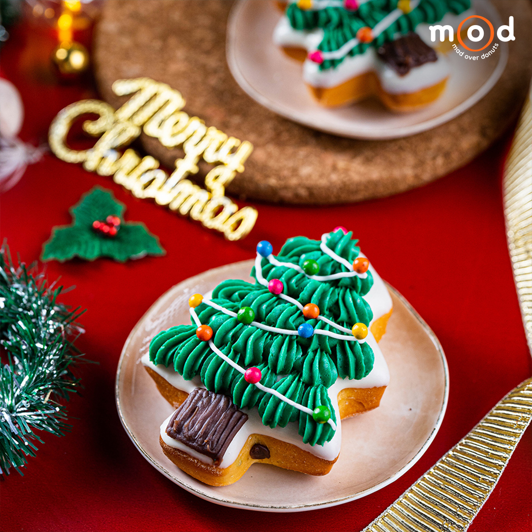 MadOverDonuts's tweet photo. Now this is a Christmas Tree we enjoyed decorating using milk chocolate ganache filling, white chocolate dip, topped with green buttercream shells and rice crisps 
#CelebrationsMadeHappier #Christmust #MadOverDonuts #BiteIntoHappiness #ChristmasTree #Plumcake #Christmas2021 https://t.co/LTcU7mbqLp