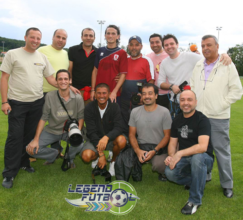 Tuncay Şanlı, Middlesbrough kampında Fenerbahçe muhabirleriyle birlikte.

<a href="/denizderinsu68/">Deniz Derinsu</a> 
Mustafa Büyükcevher
<a href="/YilmazDirim/">Yılmaz DİRİM</a> 
<a href="/tuncaysanli17/">Tuncay Sanli</a> 
<a href="/dogancil343434/">Doğan Çil</a> 
<a href="/elvanarat/">Elvan Arat</a> 
<a href="/serkansaydam/">serkan</a> 
<a href="/alaatinmetin/">Alaattin Metin</a> 
<a href="/esererenler/">Eser Erenler</a> 
<a href="/OguzYoruk/">Oguz Yoruk</a>  
<a href="/ckarakaya/">Cuneyt Karakaya</a> 
<a href="/suleymanarat/">süleyman arat</a>