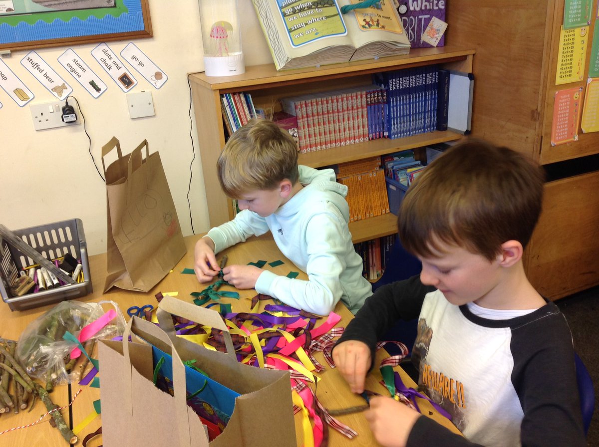 caythorpeclass5's tweet photo. Christmas craft morning in Hogwarts. https://t.co/O7yBmKmcXl