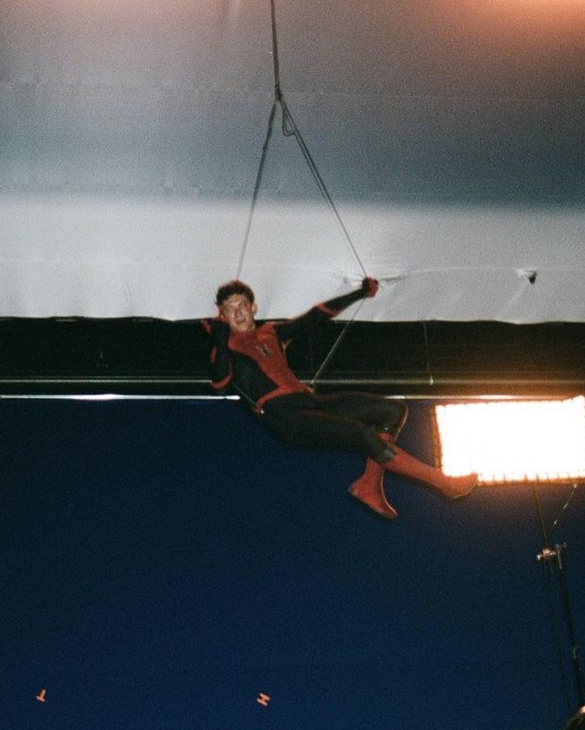 GeekZoneGZ's tweet image. Zendaya comparte estas fotos de Tom Holland para celebrar el estreno de #SpiderManNoWayHome:

"Mi Spider-Man. Estoy muy orgullosa de ti. Algunas cosas nunca cambian, y eso es bueno ❤"