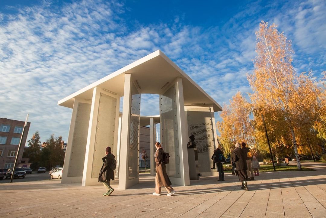 minblagmo's tweet photo. Предлагаем переместиться в Сергиев Посад и прогуляться с нами по бульвару Кузнецова, благоустроенному в этом году. Проект «Дорогами Победы», который предполагал благоустройство этого бульвара, одержал победу во Всероссийском конкурсе в 2020 году.
#подмосковьетерриторияперемен https://t.co/5YcsZijrZN