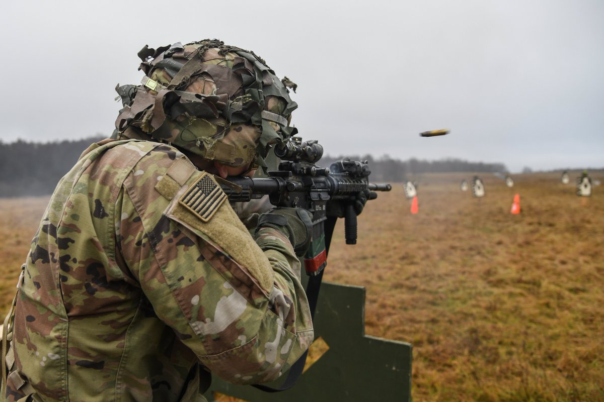 7thATC's tweet photo. @USArmy #paratrooper, assigned to @173rdAbnBde, fires his M4 carbine at the stress shoot lane during a spur ride at the #7ATC's #Grafenwoehr Training Area, #Germany, Dec. 14.
(📸 by TSAE's Markus Rauchenberger)

#StrongerTogether #EUCOM 
@DeptofDefense @US_EUCOM @USArmyEURAF https://t.co/eUpOZdzq0j