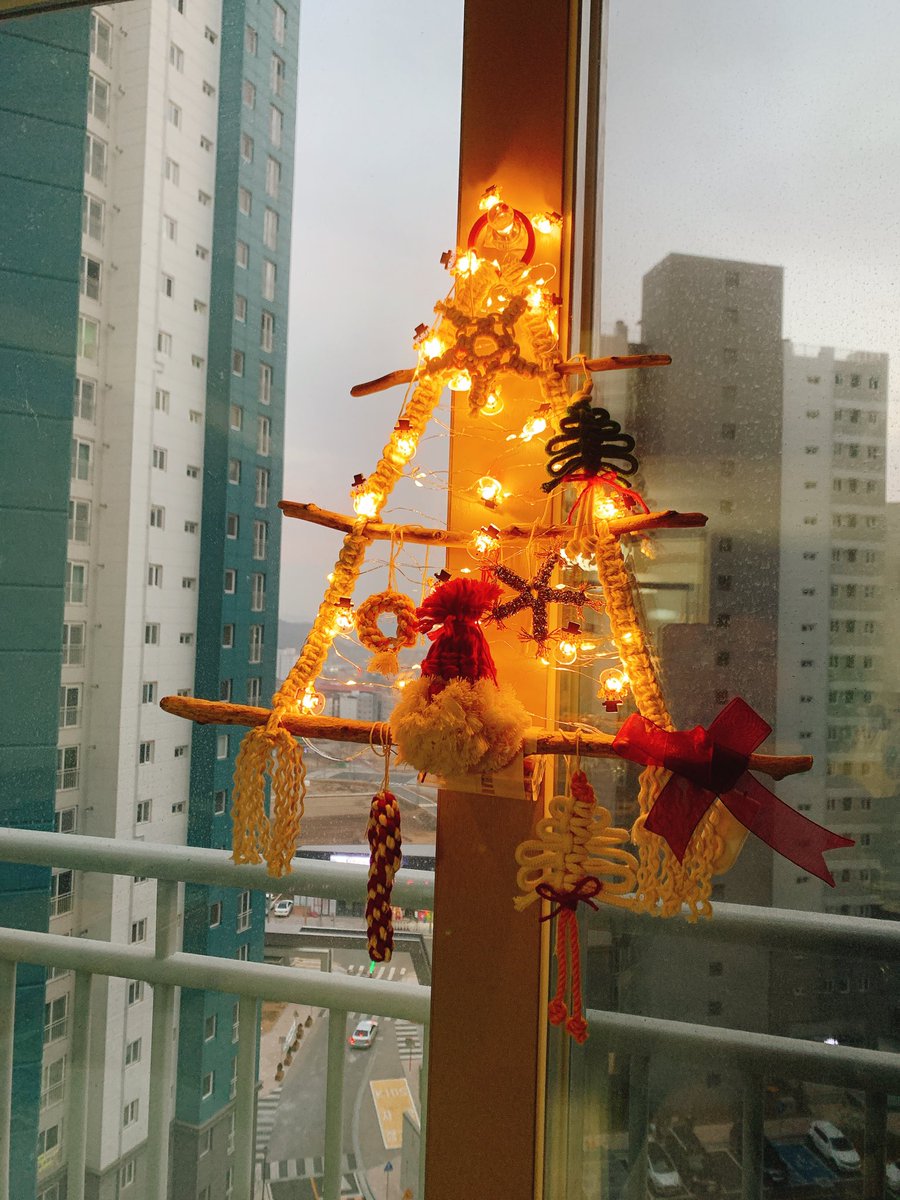 크리스마스트리 만들었다.
만드는동안 잡생각이 안들어서 완전 힐링~